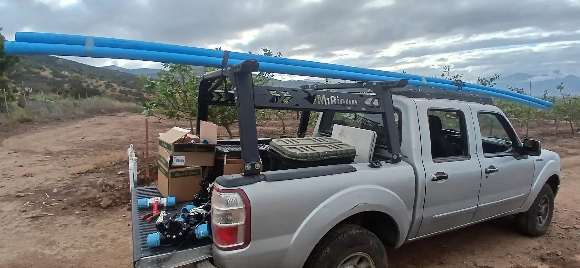 Camioneta de Mi Riego cargada con tuber&iacute;as HDPE en una faena agr&iacute;cola